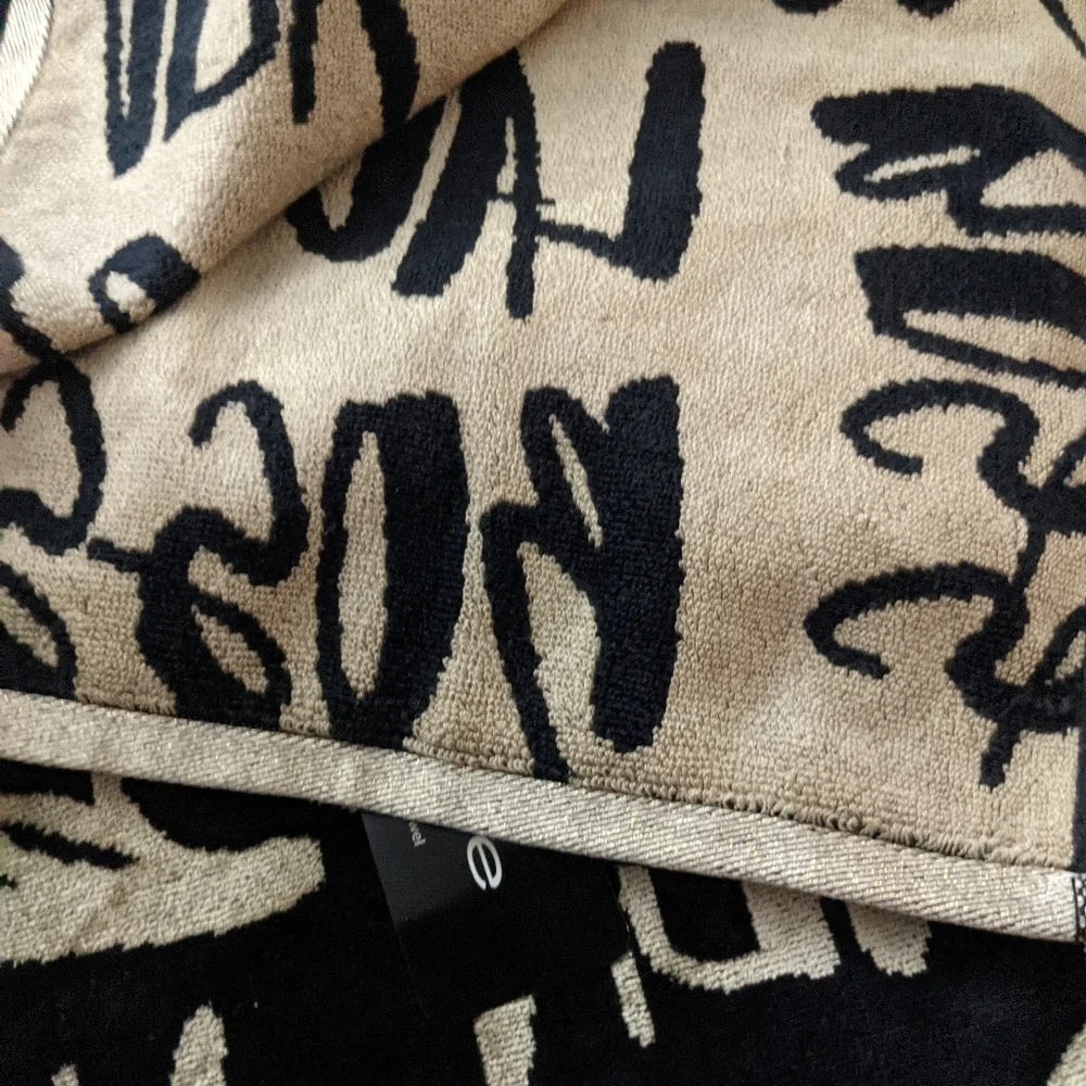 Bebe 2 Bath Towels Black Gold Boss Lady Print